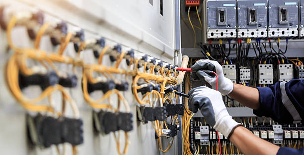Professional Electrician technician working in Mounds, OK
